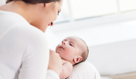 Shutterstock 261053711 Baby Maakt Contact Met Moeder Baby Extra