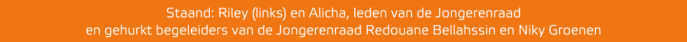Staand: Riley (links) en Alicha, leden van de Jongerenraad en gehurkt begeleiders van de Jongerenraad Redouane Bellah...
